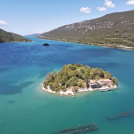 By The Sea - Nina & Kate * Ston