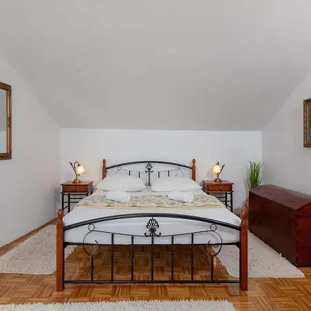 Дом отдыха By The Sea - Nina & Kate *